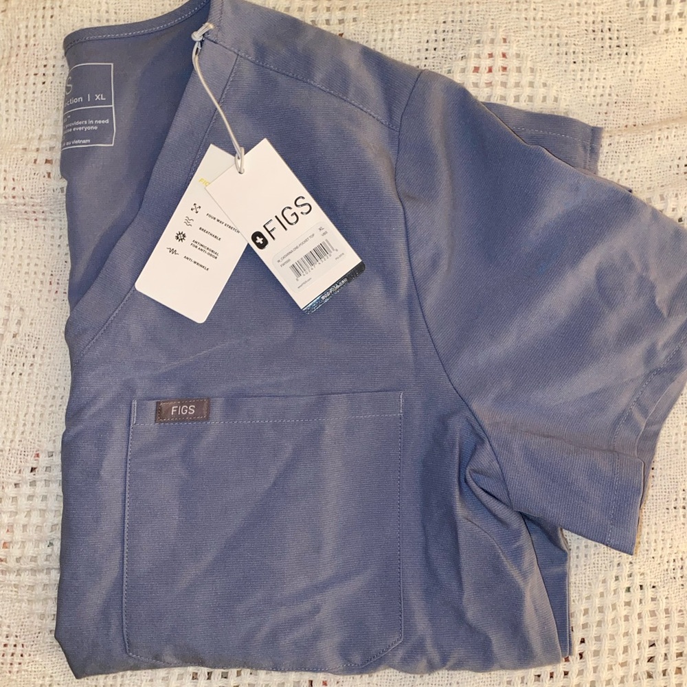 New FIGS scrub top - Picture 1 of 3